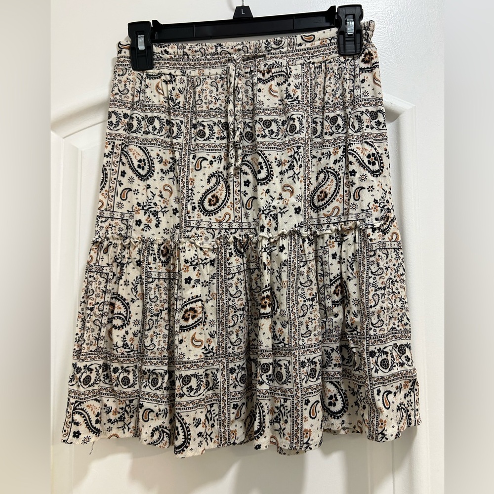 Chic A-Line Skirt with Paisley Print in Black and Cream